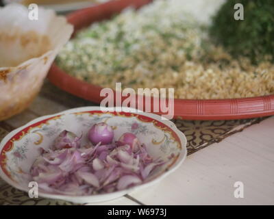 In Scheiben geschnitten ​​shallot, Petersilie/Sellerie auch grüne Bohnensprossen sind ein Begleiter Gemüse Ziegensatay zu essen Stockfoto