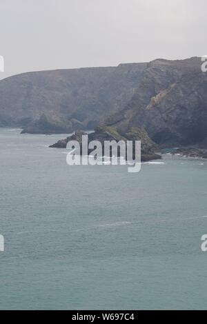 Trevellas Cove, Marine von schroffen Klippen und türkisfarbenem Wasser, die hl. Agnes, North Cornwall, Großbritannien Stockfoto
