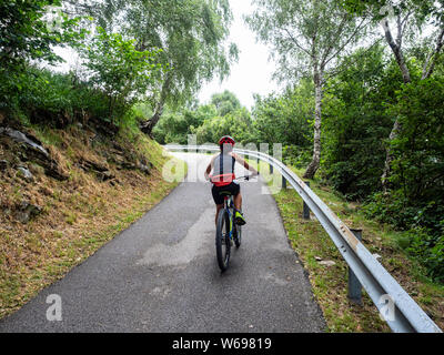 Radfahrer auf einem Berg Straße Stockfoto