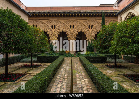 Das Courtyard in Santa Isabel innerhalb des Aljaferia Palastes, UNESCO-Weltkulturerbe. Zaragoza, Aragon, Spanien, Dezember 2018 Stockfoto