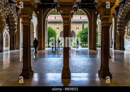 Die Moorish-Taifa Nordseite Hallen mit Blick auf den Innenhof des Aljaferia Palastes, UNESCO-Weltkulturerbe. Zaragoza, Aragon, Spanien, Dezember 2018 Stockfoto