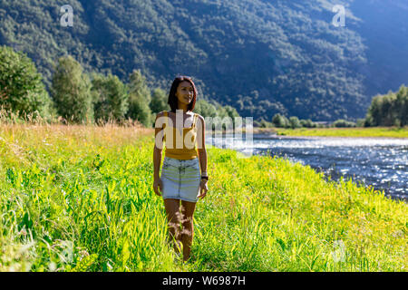 Frau Reisende genießen Sie den malerischen Blick auf die norwegische Landschaft im Sommer Stockfoto