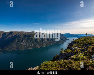 Die schöne Landschaft auf einem Fjord in Norwegen im Sommer Stockfoto