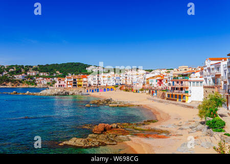 Meer Landschaft mit Calella de Palafrugell, Katalonien, Spanien in der Nähe von Barcelona. Malerische Fischerdorf mit schönem Sandstrand und das klare blaue Wasser in n Stockfoto