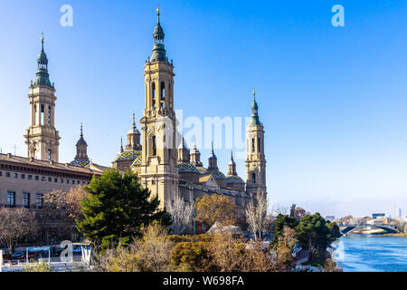 Die prächtige Kathedrale Unserer Lieben Frau von der Säule auf dem Ebro, Zaragoza, Aragon, Spanien Stockfoto