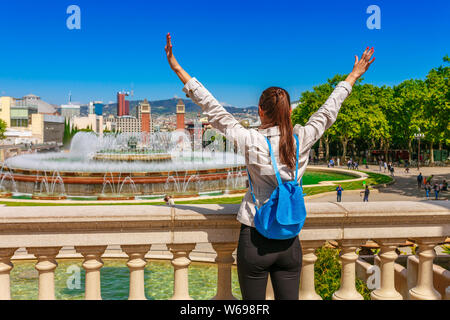 Touristische Frau auf Skyline von schönen Barcelona vom Montjuic in einem klaren, blauen Himmel und sonnigen Tag. Bekannte touristische Destination Katalonien, Spanien Stockfoto