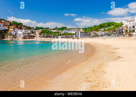 Meer Landschaft Llafranc in der Nähe von Calella de Palafrugell, Katalonien, Barcelona, Spanien. Malerische Altstadt mit schönen Sandstrand und das klare blaue Wasser in der Bucht. Fam Stockfoto