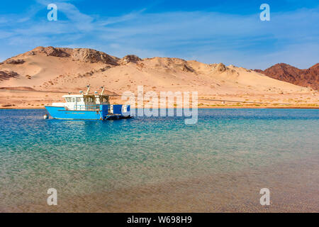 Küste des Roten Meeres Ufer im Ras Mohammed National Park. Berühmte Travel Destination in der Wüste. Sharm el Sheik, Halbinsel Sinai, Ägypten. Stockfoto