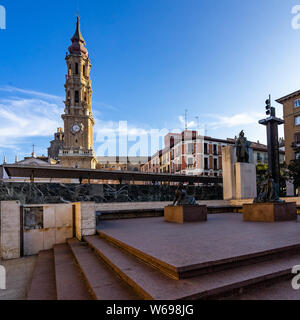 Statuen und Denkmal widmen zu Francisco Goya vor der Kathedrale La Seo (Kathedrale von San Salvador). Zaragoza, Spanien, Dezember 2018 Stockfoto