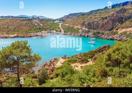 Meer skyview Landschaft Foto Ladiko Bay in der Nähe von Anthony Quinn Bucht auf der Insel Rhodos, Dodekanes, Griechenland. Panorama mit einem schönen Sandstrand und das klare blaue Wasser Stockfoto