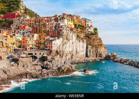 Meer Landschaft in Manarola, Cinque Terre Küste von Italien. Landschaftlich schöne kleine Stadt in der Provinz von La Spezia, Ligurien mit traditionellen Hou Stockfoto