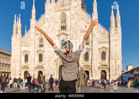 Travel Tourist Frau in der Nähe von Duomo di Milano - die Kathedrale Kirche von Mailand in Italien. Blogger Mädchen genießen auf dem Platz im Zentrum der Stadt, in der berühmten des Stockfoto