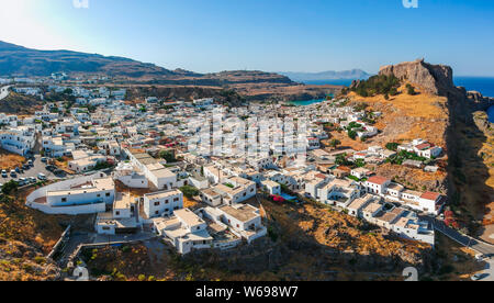 Antenne Birds Eye View drone Bilder Dorf Lindos, Insel Rhodos, Dodekanes, Griechenland. Sonnenuntergang Panorama mit Burg, Mittelmeer Küste. Berühmte t Stockfoto