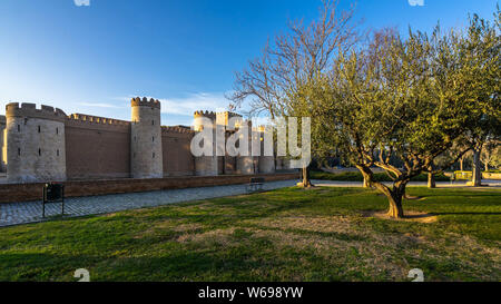 Panorama bei Sonnenuntergang von Aljaferia Palastes in Zaragoza, in der berühmtesten Wahrzeichen der Stadt Stockfoto