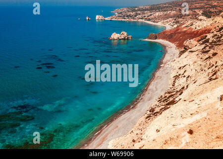 Panoramablick auf die Landschaft Petra tou Romiou (der Fels der Griechischen), dem legendären Geburtsort der Aphrodite in Paphos, Zypern Insel, Mittelmeer. Erstaunlich bl Stockfoto