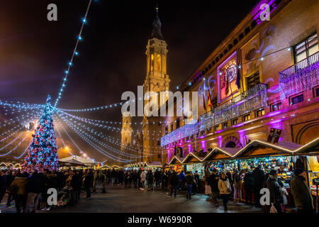 Nacht Blick von der Plaza del Pilar, der Hauptplatz von Zaragoza Altstadt während der Weihnachtszeit. Zaragoza, Aragon, Spanien, Dezember 2018 Stockfoto