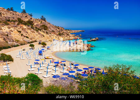 Schöne Landschaft in der Nähe von Nissi Beach und Cavo Greco in Ayia Napa, Zypern Insel, Mittelmeer. Erstaunlich Grün Blau des Meeres und sonnigen Tag. Stockfoto