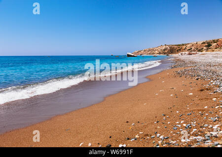 Schön am Strand Petra tou Romiou (der Fels der Griechischen), dem legendären Geburtsort der Aphrodite in Paphos, Zypern Insel, Mittelmeer. Erstaunlich Blu Stockfoto