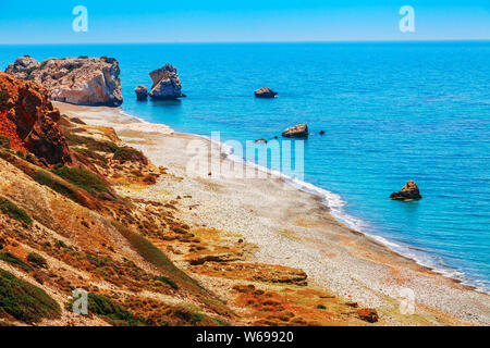 Panoramablick auf die Landschaft Petra tou Romiou (der Fels der Griechischen), dem legendären Geburtsort der Aphrodite in Paphos, Zypern Insel, Mittelmeer. Erstaunlich bl Stockfoto