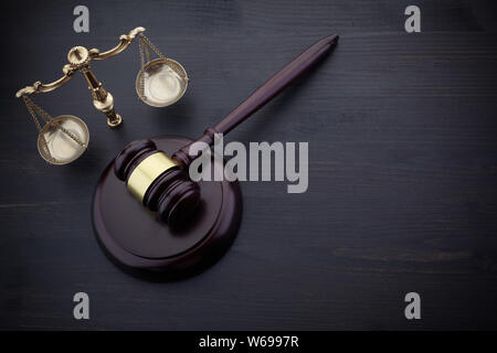 Richter Hammer und Maßstab der Gerechtigkeit auf den Schwarzen Tisch Hintergrund. Gesetz Konzept. Stockfoto