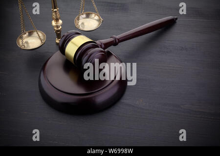 Richter Hammer und Maßstab der Gerechtigkeit auf den Schwarzen Tisch Hintergrund. Gesetz Konzept. Stockfoto
