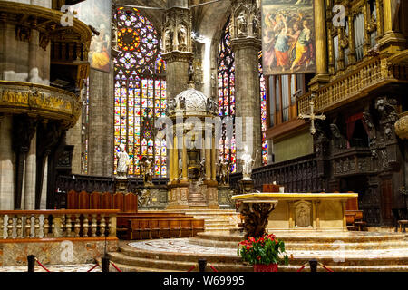 Der Altar mit Glasfenster im Hintergrund. Duomo di Milano (Mailand Dom). Stockfoto