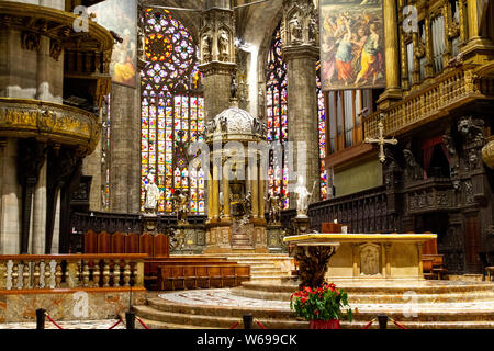 Der Altar mit Glasfenster im Hintergrund. Duomo di Milano (Mailand Dom). Stockfoto