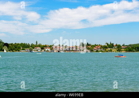 Blick auf den Chiemsee mit einem Boot, Segelboot auf gstadt von der Fraueninsel, Frauenchiemsee. Bayern, Bayern, Deutschland Stockfoto