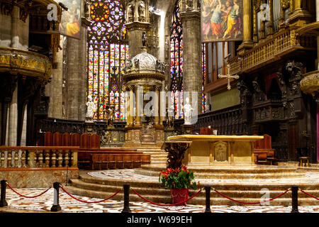 Der Altar mit Glasfenster im Hintergrund. Duomo di Milano (Mailand Dom). Stockfoto