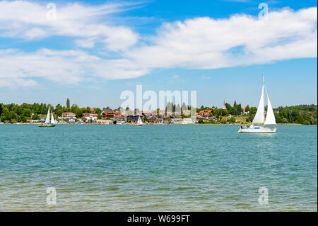 Blick auf den Chiemsee mit einem Boot, Segelboot auf gstadt von der Fraueninsel, Frauenchiemsee. Bayern, Bayern, Deutschland Stockfoto