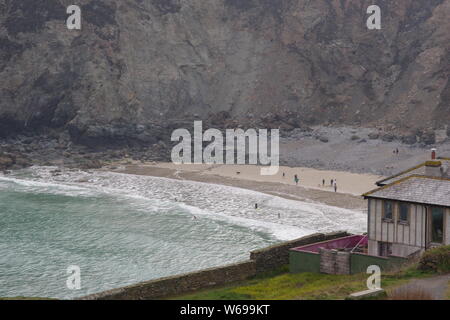 Renovierung der Küstengebiete auf Trevaunance Point, mit Blick auf das smaragdgrüne Meer an Trevaunance Cove an einem Frühlingstag. Die hl. Agnes, Cornwall, UK. Stockfoto