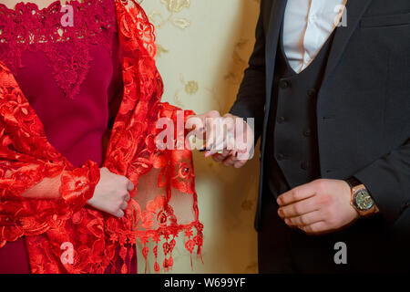 Ein Mann ist, einen Ring zu seiner Freundin und tragen auf den Finger. Junge Frau verfangen, weil ihr Freund ein Henna Ring zum Frühstück gibt. Stockfoto