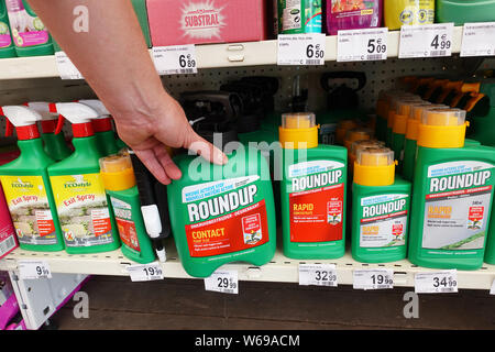 Roundup Unkrautvernichter im Supermarkt Stockfoto