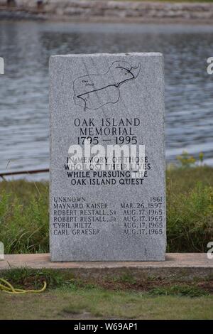 Oak Island Memorial mit Blick auf das Meer im Hintergrund Stockfoto