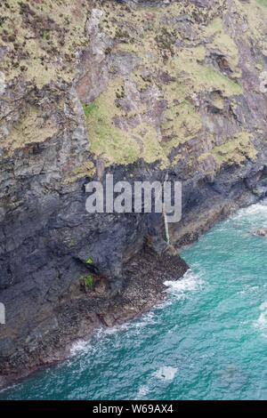 Seascape der Ebbe Zone auf eine Felswand mit smaragdgrünem Wasser. St Agnes head, North Cornwall, UK. Stockfoto