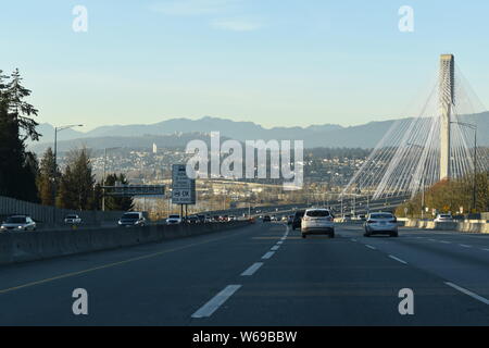 Nähert sich der Port Mann Bridge in Vancouver, in westlicher Richtung auf dem Trans-Canada Highway Stockfoto