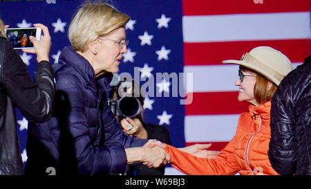 31.Mai 2019. Elizabeth Warren für die Wahlkampfveranstaltung des US-Präsidenten, Oakland, Kalifornien. Hände schütteln mit einem Wähler vor der amerikanischen Flagge. Stockfoto