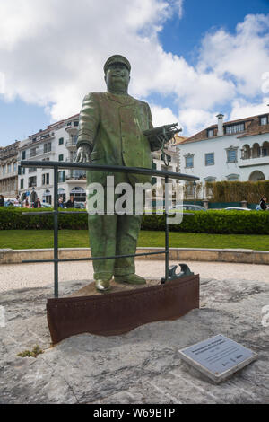 Bronzestatue des Königs Dom Carlos I. mit Blick auf die Bucht von Cascais, Portugal. Vertreten ist das tragen von Marinekleidung und das stehen an Deck der Yacht "Amelia". Stockfoto