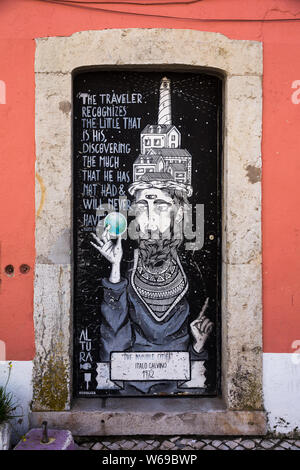 Wandgemälde: Wandgemälde der Straßenkunst von Altura in Cascais, Portugal mit einem Mann aus dem Roman "Wenn in einer Winternacht ein Reisender" von Italo Calvino aus dem Jahr 1979. Stockfoto