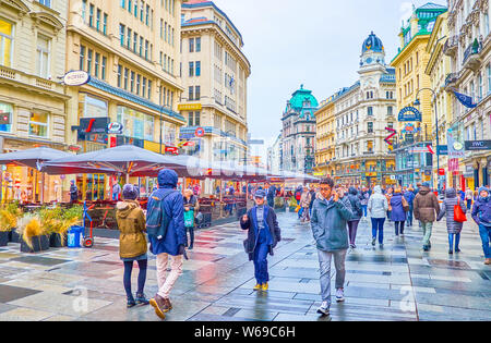 Wien, Österreich - 2. März, 2019: Die Menschen laufen entlang der Fußgängerzone Graben Street mit zahlreichen Café im Freien Terrassen, am 2. März in Wien Stockfoto