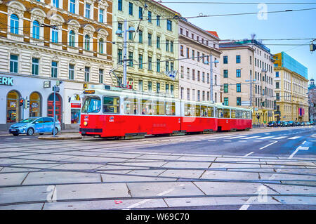 Wien, Österreich - 2. MÄRZ 2019: Der rote Straßenbahn-Fahrten entlang der Straße mit typischen Wiener Bauten mit geschnitzten Gips von Fassaden, am 2. März auf Vi Stockfoto