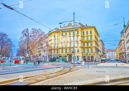 Wien, Österreich - 2. MÄRZ 2019: Die bewölkten Morgen auf dem Schwarzenbergplatz mit befreien rote Straßenbahn und schöne Architektur der umliegenden Bauten, auf Stockfoto