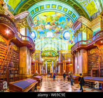 Wien, Österreich - 2. MÄRZ 2019: Nationalbibliothek Hofburg ist die größte Sammlung von alten Büchern, die in den historischen Hallen mit magn entfernt Stockfoto