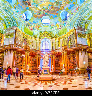 Wien, Österreich - 2. MÄRZ 2019: Prunksaal ist die Eingangshalle und die wichtigsten touristischen Sehenswürdigkeiten der Österreichischen Nationalbibliothek, das zieht einzigartigen Fresken Stockfoto