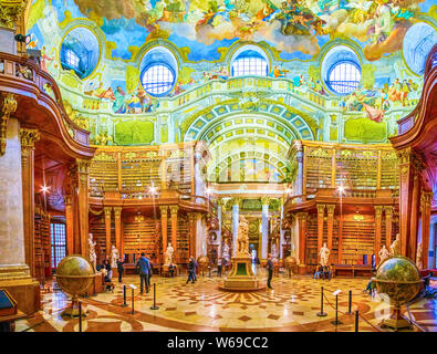 Wien, Österreich - 2. MÄRZ 2019: Prunksaal Halle ist die am meisten besuchte Platz in der nationalen Bibliothek mit einzigartigen Sammlung alter Bücher in Holz- bookshelve Stockfoto