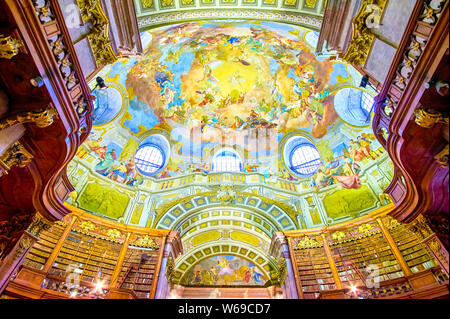 Wien, Österreich - 2. MÄRZ 2019: Der Prunksaal der Österreichischen Nationalbibliothek ist eine der schönsten Hallen der Hofburg mit einzigartigen decoratio Stockfoto