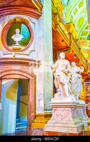 Wien, Österreich - 2. MÄRZ 2019: Die marmorstatuen der Kaiser dekorieren, Prunksaal der Österreichischen Nationalbibliothek, am 2. März in Wien Stockfoto