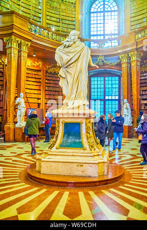 Wien, Österreich - 2. MÄRZ 2019: Der Marmor Skulptur von Kaiser Karl VI. in typisch römische Kleidung in der Halle der Nationalen Libratry, Mar Stockfoto