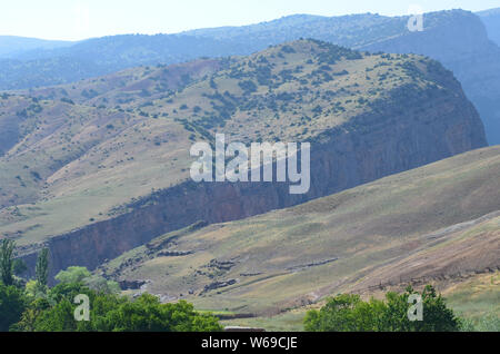 Trockenen Landschaften in der hissar Berge, ein Naturschutzgebiet im Bereich Pamir-Alay, südöstliche Usbekistan Stockfoto