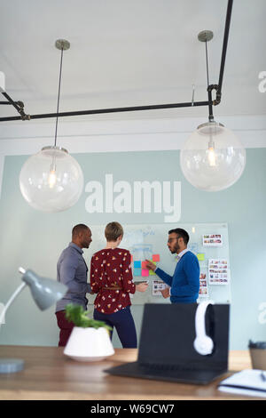 Team von Kreativen tausendjährigen Mitarbeiter in einem Anlauf Brainstorming Strategien in einer modernen Büroumgebung Stockfoto